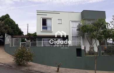 Imagem: A casa possui 3 Dormitórios, 2 Banheiros, 2 Vagas na garagem