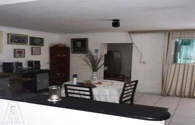 Imagem: A casa possui 5 Dormitórios, 2 Banheiros, 2 Vagas na garagem