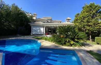 Imagem: A casa em condomínio possui 4 Dormitórios, 5 Banheiros, 5