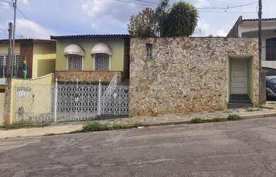 Imagem: A casa possui 3 Dormitórios, 4 Banheiros, 4 Vagas na garagem