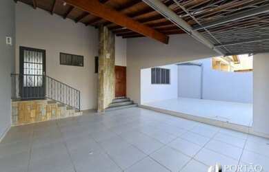 Imagem: A casa possui 3 Dormitórios, 4 Banheiros, 2 Vagas na garagem