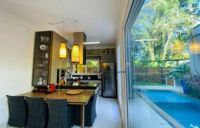 Imagem: A casa em condomínio possui 4 Dormitórios, 4 Banheiros, 2