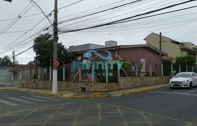 Imagem: A casa possui 4 Dormitórios, 2 Banheiros, 3 Vagas na garagem