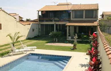 Imagem: A casa possui 4 Dormitórios, 5 Banheiros, 4 Vagas na garagem