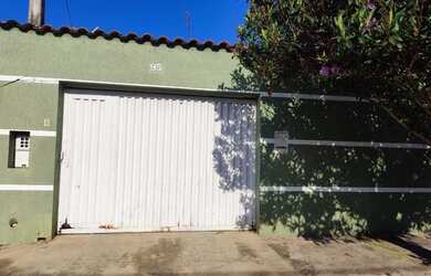 Imagem: A casa possui 2 Dormitórios, 1 Banheiro, 2 Vagas na garagem