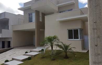 Imagem: A casa possui 3 Dormitórios, 1 Banheiro, 2 Vagas na garagem