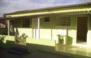 Imagem: A casa possui 1 Dormitório, 1 Banheiro, 3 Vagas na garagem