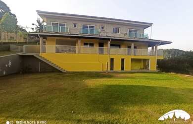 Imagem: A casa possui 4 Dormitórios, 5 Banheiros, 600m² de Área e