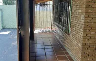 Imagem: A casa possui 3 Dormitórios, 1 Banheiro, 4 Vagas na garagem