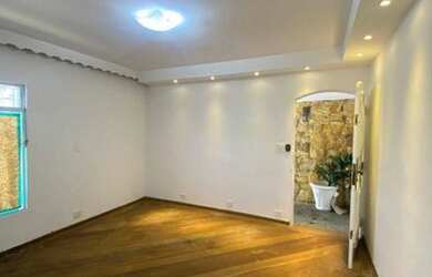 Imagem: A casa possui 3 Dormitórios, 3 Banheiros, 4 Vagas na garagem