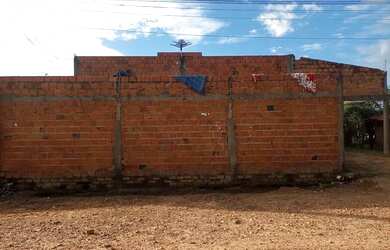 Imagem: A casa possui 3 Dormitórios e 1 Banheiro e está localizado