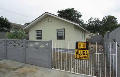 Imagem: A casa possui 3 Dormitórios, 1 Banheiro, 1 Vaga na garagem