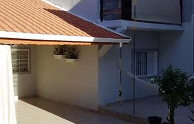 Imagem: A casa possui 3 Dormitórios, 1 Banheiro, 2 Vagas na garagem