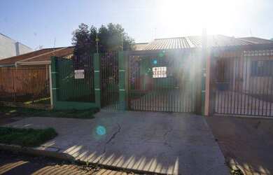 Imagem: A casa possui 3 Dormitórios, 2 Banheiros, 2 Vagas na garagem