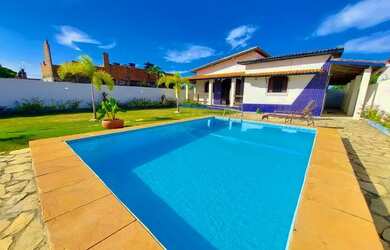 Imagem: A casa possui 3 Dormitórios, 2 Banheiros, 3 Vagas na garagem