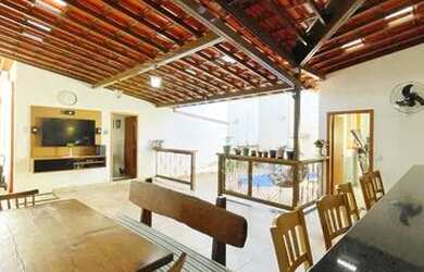 Imagem: A casa possui 4 Dormitórios, 4 Banheiros, 3 Vagas na garagem