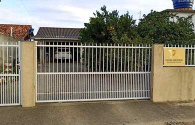 Imagem: A casa possui 3 Dormitórios, 2 Banheiros, 1 Vaga na garagem