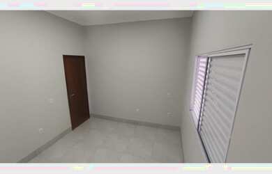 Imagem: A casa possui 3 Dormitórios, 2 Banheiros, 4 Vagas na garagem