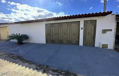 Imagem: A casa possui 3 Dormitórios, 3 Banheiros, 2 Vagas na garagem