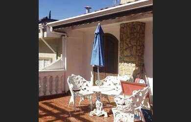 Imagem: A casa possui 3 Dormitórios, 3 Banheiros, 2 Vagas na garagem