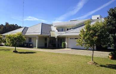 Imagem: A casa em condomínio possui 4 Dormitórios, 1 Banheiro, 5 Vagas