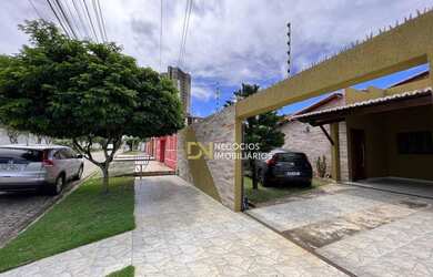 Imagem: A casa possui 3 Dormitórios, 3 Banheiros, 2 Vagas na garagem