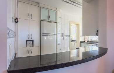 Imagem: O apartamento possui 3 Dormitórios, 1 Banheiro, 2 Vagas na