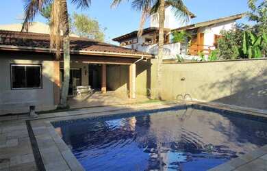 Imagem: A casa possui 5 Dormitórios, 4 Banheiros, 4 Vagas na garagem