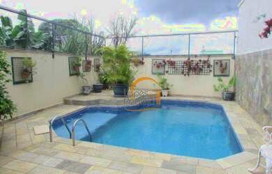 Imagem: A casa possui 3 Dormitórios, 3 Banheiros, 2 Vagas na garagem