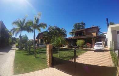 Imagem: A casa possui 3 Dormitórios, 2 Banheiros, 1 Vaga na garagem