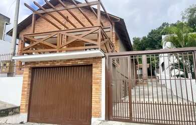 Imagem: A casa possui 3 Dormitórios, 3 Banheiros, 2 Vagas na garagem