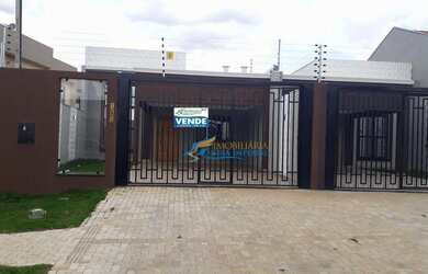 Imagem: A casa possui 3 Dormitórios, 2 Banheiros, 4 Vagas na garagem