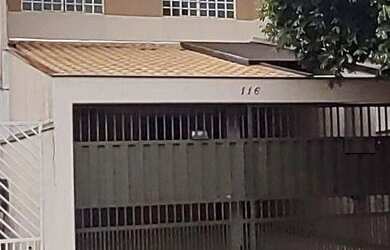 Imagem: A casa possui 3 Dormitórios, 3 Banheiros, 2 Vagas na garagem