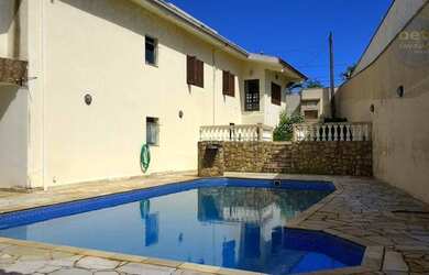 Imagem: A casa possui 4 Dormitórios, 1 Banheiro, 3 Vagas na garagem