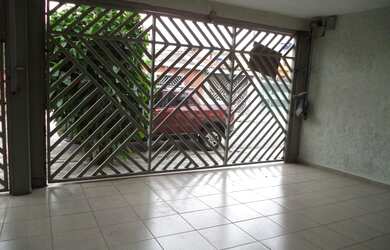 Imagem: A casa possui 3 Dormitórios, 3 Banheiros, 2 Vagas na garagem