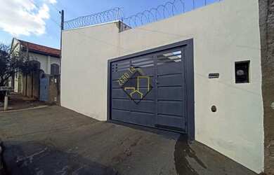 Imagem: A casa possui 2 Dormitórios, 1 Banheiro, 3 Vagas na garagem