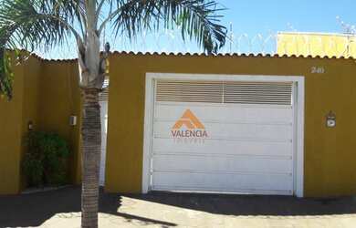 Imagem: A casa possui 2 Dormitórios, 1 Banheiro, 2 Vagas na garagem