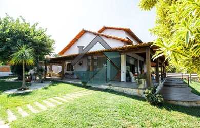 Imagem: A casa possui 4 Dormitórios, 5 Banheiros, 3 Vagas na garagem