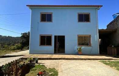 Imagem: A casa possui 4 Dormitórios, 2 Banheiros, 1 Vaga na garagem