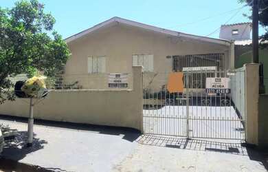 Imagem: A casa possui 2 Dormitórios, 2 Banheiros, 2 Vagas na garagem