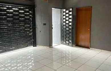 Imagem: A casa possui 2 Dormitórios, 1 Banheiro, 2 Vagas na garagem