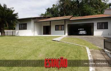 Imagem: A casa possui 3 Dormitórios, 3 Banheiros, 4 Vagas na garagem