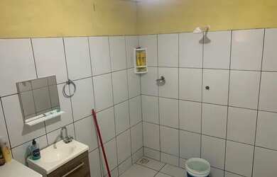 Imagem: A casa possui 1 Dormitório, 1 Banheiro, 1 Vaga na garagem e