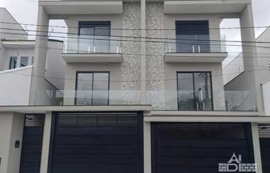 Imagem: A casa possui 3 Dormitórios, 5 Banheiros, 4 Vagas na garagem