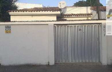 Imagem: A casa possui 4 Dormitórios, 3 Banheiros, 1 Vaga na garagem