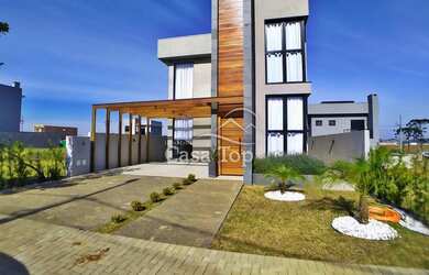 Imagem: A casa possui 3 Dormitórios, 3 Banheiros, 2 Vagas na garagem