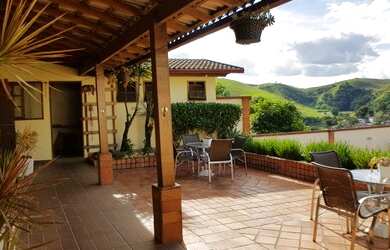 Imagem: A casa possui 3 Dormitórios, 4 Banheiros, 3 Vagas na garagem