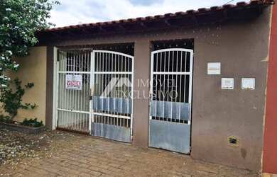 Imagem: A casa possui 2 Dormitórios, 1 Banheiro, 2 Vagas na garagem