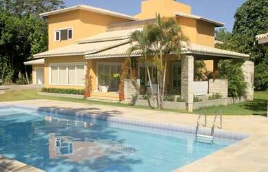 Imagem: A casa possui 4 Dormitórios, 5 Banheiros, 2 Vagas na garagem