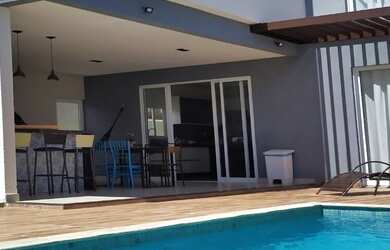 Imagem: A casa em condomínio possui 5 Dormitórios, 5 Banheiros, 2